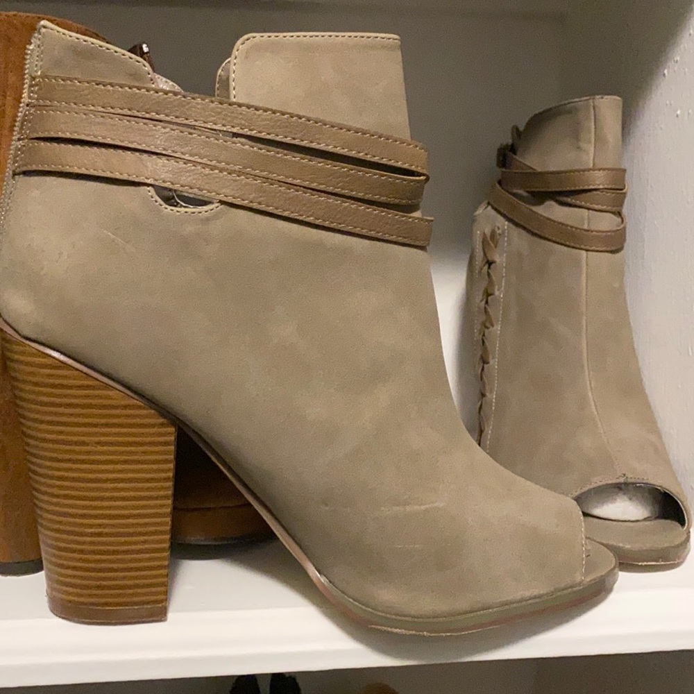 Cute peep toe bootie 👢